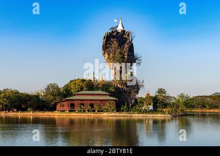 Kleine Pagode auf einem Felsen, Kyauk Kalap, hPa-an, Kayin Staat, Myanmar (Burma), Asien Stockfoto