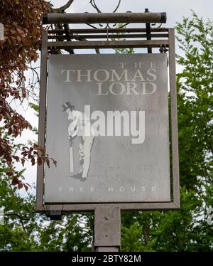 Traditionelles hängendes Pub-Schild im Thomas Lord Public House, West Mean, Hampshire, England, Großbritannien