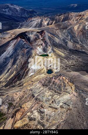 Luftaufnahme des Roten Kraters, Nordinsel, Neuseeland, Ozeanien. Emerald Lakes im Vordergrund, Tongariro National Park. Stockfoto