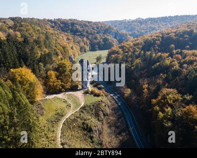 Luft- bis Kalkfelsenbildung genannt Bludgeon des Herkules oder Maczuga Herkulesa, Pieskowa Skala bei schönen Herbstfarben, Krakow-Tschenstochowa UPL Stockfoto