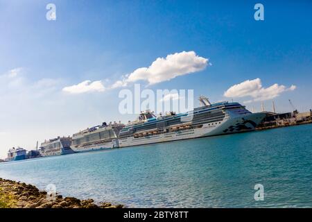 Princess Cruises Kreuzfahrtschiff die Coral Princess ist endlich erlaubt, in Miami mit kranken Passagieren mit dem COVID-19 Virus, Miami, Florida, Unit andocken Stockfoto