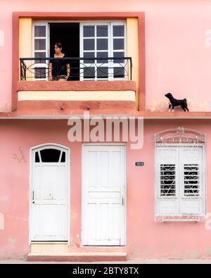 Frau auf der Suche nach dem Hund, Cienfuegos, Kuba, Westindien, Karibik, Mittelamerika Stockfoto