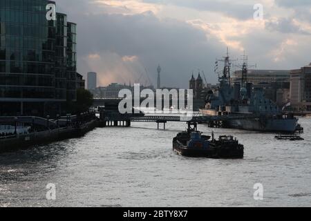 Schöner Sonnenuntergang über der Themse, HMS Belfast, EY Ernst & Young Büro Stockfoto