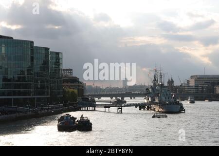 Schöner Sonnenuntergang über der Themse, HMS Belfast, EY Ernst & Young Büro Stockfoto