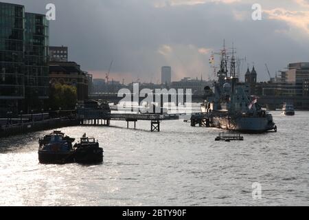 Schöner Sonnenuntergang über der Themse, HMS Belfast, EY Ernst & Young Büro Stockfoto