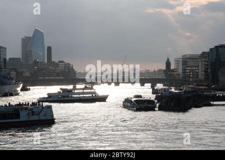 Wunderschöner Sonnenuntergang über der Themse, HMS Belfast Stockfoto