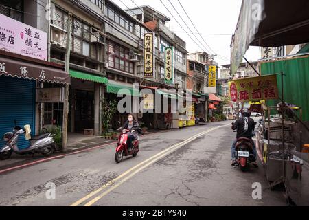 Hsinchu / Taiwan - 15. September 2019: Straßen von Taiwan mit Shop Schilder und Motorräder während des Tages Stockfoto