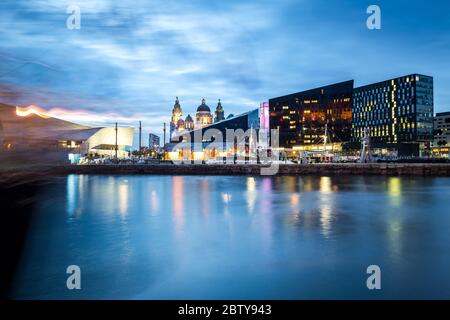 Blick über Canning Dock zum Museum of Liverpool und Liver Building in der Abenddämmerung (blaue Stunde), Liverpool, Merseyside, England, Stockfoto