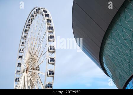 Das Rad von Liverpool neben der Arena am Fluss Mersey Waterfront, Liverpool, Merseyside, England, Großbritannien, Europa Stockfoto