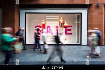 Die Bewegung der Käufer in Liverpool One Einkaufszentrum vor einem Geschäft mit einem Verkauf auf, Liverpool, Merseyside, England, Großbritannien, Europa Stockfoto