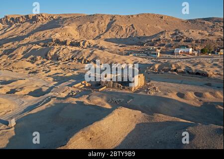 Luftaufnahme eines ländlichen Wüstendorfes von einem Heißluftballon, der über das Westufer von Luxor in Ägypten fliegt Stockfoto