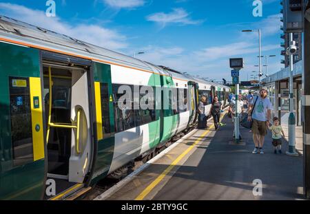 Passagiere, die am Bahnhof East Croydon, England, aus dem Zug steigen. Stockfoto