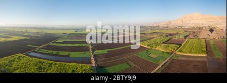 Panorama Landschaft Luftaufnahme über ländliche Landschaft mit Ackerflächen und Wiesen Stockfoto