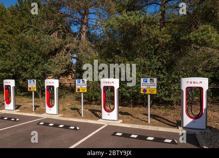 Ladestationen für Elektrofahrzeuge auf einem Parkplatz in England. Stockfoto