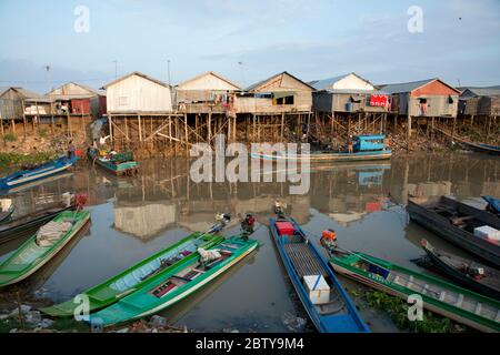 Häuser auf Stelzen am Tonle SAP See, Kambodscha, Indochina, Südostasien, Asien Stockfoto