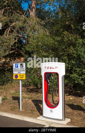 Ladestationen für Elektrofahrzeuge auf einem Parkplatz in England. Stockfoto