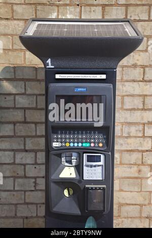 Solarbetriebener Fahrkartenautomat an einer Station in England Stockfoto