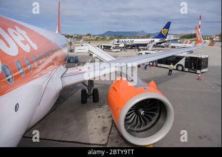 Motor in einem Easyjet-Flugzeug. Stockfoto