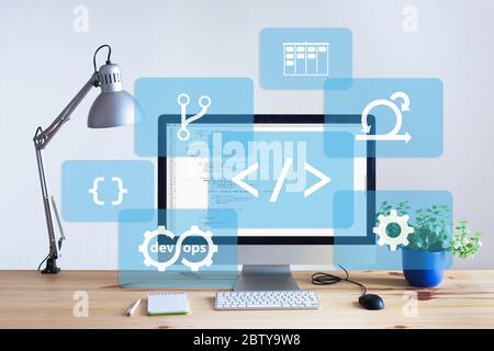 Software-Entwicklung Arbeitsplatz in hellen Büro mit Holztisch, Programmierung Codiercode auf Desktop-Computer-Bildschirm, IT-Informationstechnologie entwickeln Stockfoto