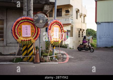 Hsinchu / Taiwan - 15. September 2019: Traditioneller Blumenkranz, der als Pinnwand fungiert, um den Tod einer Person in einem nahe gelegenen Haus in Hsinchu, Taiwan, anzukündigen Stockfoto