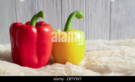 Paprika zu Hause. Weiche Qualität. Helles Gemüse Gelb und rote Paprika. Leichter Hintergrund appetitlich rohe reife Paprika Stockfoto