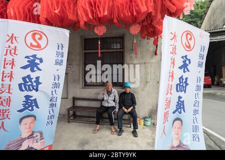 Hsinchu / Taiwan - 15. September 2019: Porträt taiwanesischer Männer in einer ländlichen Stadt Stockfoto