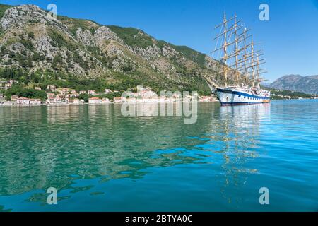 Royal Clipper in Kotor, Montenegro. Weltgrößtes volltakeltes Segelschiff. Stockfoto