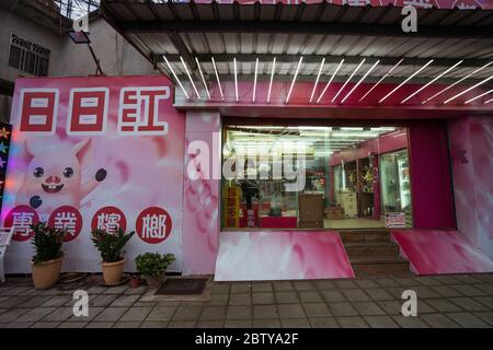 Hsinchu / Taiwan - 15. September 2019: Geschäfte, die Betelnüsse in den Straßen einer Stadt in Taiwan verkaufen Stockfoto