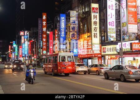 Hsinchu / Taiwan - 15. September 2019: Straßen von Taiwan mit Shop-Schilder und Motorräder in der Nacht Stockfoto