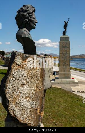 Bronze von Margaret Thatcher neben dem Befreiungsdenkmal 1982 in Stanley, Falklandinseln, Südamerika Stockfoto