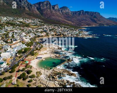 Luftaufnahme von 12 Apostles entlang felsiger Kaphalbinsel Küste, Camps Bay, Südafrika Stockfoto