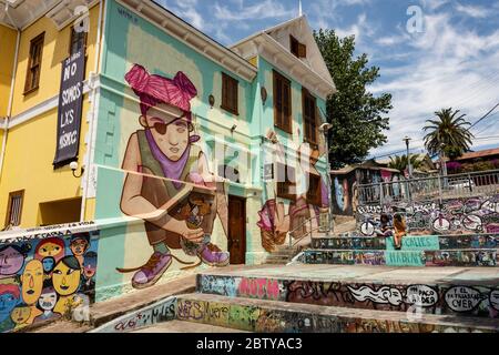 Straßenkunst in der Altstadt über den Aufstiege, Valparaiso, Chile, Südamerika Stockfoto