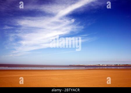 Mitte Newton Beach, Porthcawl an einem sonnigen Frühlingsmorgen mit großem blauen Himmel, Porthcawl, Mid-Glamorgan, Wales, Vereinigtes Königreich, Europa Stockfoto