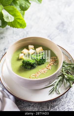 Frühlingsentgiftung Broccoli-Sahne-Suppe mit Sesamsamen und Semmelbröseln. Clean Eating, Diät, vegan, vegetarisch, gesundes Essen Konzept. Stockfoto