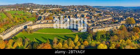 Luftaufnahme mit der Drohne über die georgische Stadt Bath, den Royal Victoria Park und Royal Cresent, UNESCO-Weltkulturerbe, Bath, Somerset, England, Unite Stockfoto