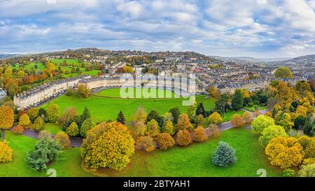 Luftaufnahme mit der Drohne über die georgische Stadt Bath, den Royal Victoria Park und Royal Cresent, UNESCO-Weltkulturerbe, Bath, Somerset, England, Unite Stockfoto