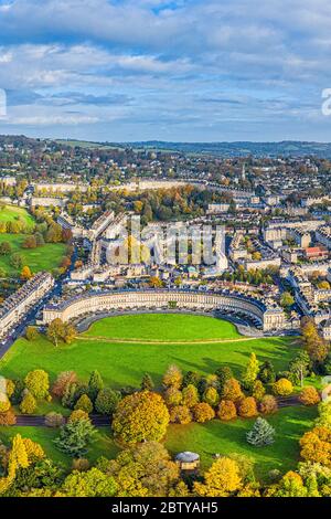 Luftaufnahme mit der Drohne über die georgische Stadt Bath, den Royal Victoria Park und Royal Cresent, UNESCO-Weltkulturerbe, Bath, Somerset, England, Unite Stockfoto