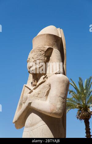 Statue von Ramses II, großer Hof, Karnak Tempel Komplex, UNESCO-Weltkulturerbe, Luxor, Ägypten Stockfoto