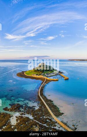 Luftaufnahme über Saint Michael's Mount, Marazion, bei Penzance, Cornwall, England, Großbritannien, Europa Stockfoto