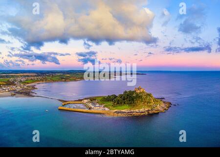 Luftaufnahme über Saint Michael's Mount, Marazion, bei Penzance, Cornwall, England, Großbritannien, Europa Stockfoto