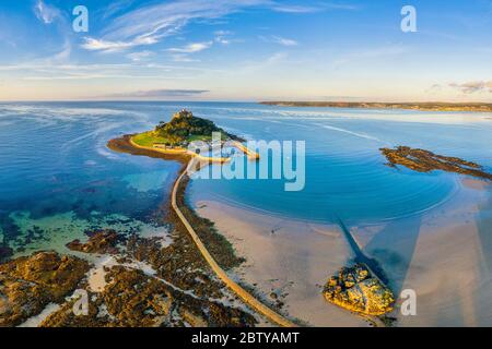 Luftaufnahme über Saint Michael's Mount, Marazion, bei Penzance, Cornwall, England, Großbritannien, Europa Stockfoto