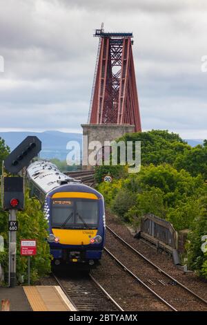 Die Forth Bridge von der North Queensferry Railway Station, Fife, Schottland. Stockfoto