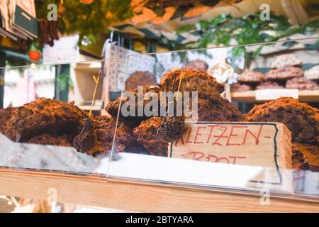 Kletzenbrot ist ein Teig Obst Brot und Nüsse. Das schwäbische Hutzelbrot, auch als "Kletzenbrot" oder "Früchtebrot" bekannt, ist ein beliebtes Weihnachtsrezept in Sout Stockfoto