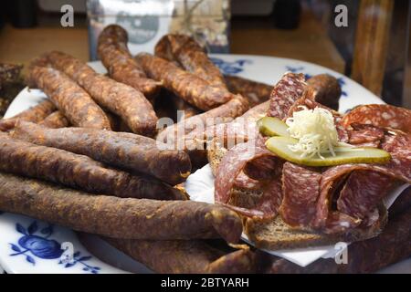 Speck ist ein typischer Aufschnitt aus Norditalien zum Verkauf im Feinkostladen. Mischung aus Fleisch, Wurst, Speck, Prosciutto, auf der Theke oben zum Verkauf duri Stockfoto