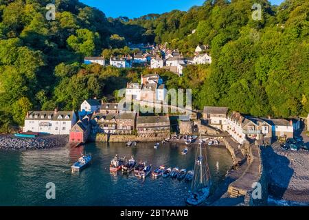 Luftaufnahme über Clovelly an der North Devon Küste, Devon, England, Großbritannien, Europa Stockfoto