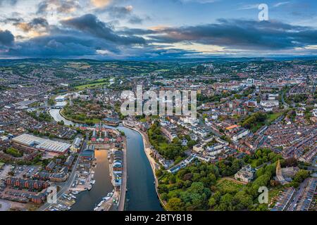 Luftaufnahme über das Stadtzentrum von Exeter und den Fluss exe, Exeter, Devon, England, Großbritannien, Europa Stockfoto