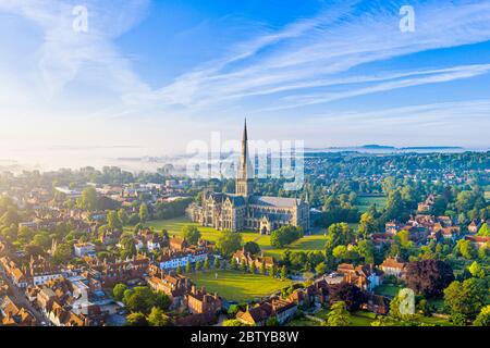 Luftaufnahme über Salisbury und Salisbury Cathedral an einem nebligen Sommermorgen, Salisbury, Wiltshire, England, Großbritannien, Europa Stockfoto