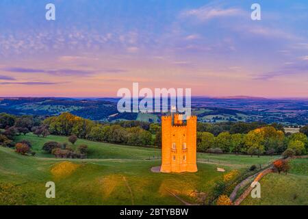 Broadway Tower auf dem Fish Hill beleuchtet bei Sonnenaufgang, Broadway, Worcestershire, England, Großbritannien, Europa Stockfoto