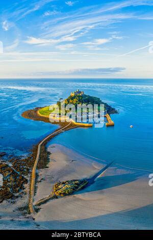 Luftaufnahme über Saint Michael's Mount, Marazion, bei Penzance, Cornwall, England, Großbritannien, Europa Stockfoto