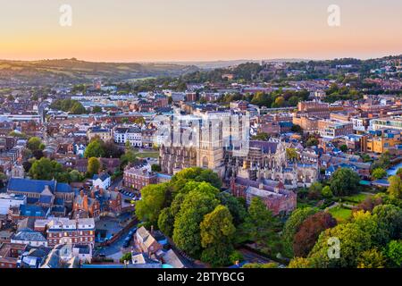 Luftaufnahme über das Stadtzentrum von Exeter und die Kathedrale von Exeter, Exeter, Devon, England, Großbritannien, Europa Stockfoto